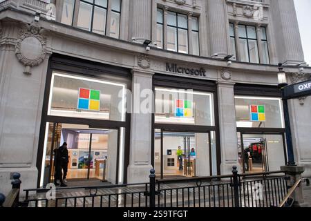 Londra, Regno Unito. 27 gennaio 2025. Una visione generale del Flagship UK Experience Centre di Microsoft a Oxford Circus, che l'azienda ha annunciato chiuderà i battenti il mese prossimo, sei anni dopo la sua apertura nel luglio 2019, in modo che l'azienda possa concentrarsi maggiormente sulla crescita digitale. Credito: Justin ng/Alamy Live News Foto Stock