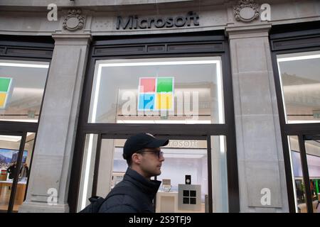 Londra, Regno Unito. 27 gennaio 2025. Una visione generale del Flagship UK Experience Centre di Microsoft a Oxford Circus, che l'azienda ha annunciato chiuderà i battenti il mese prossimo, sei anni dopo la sua apertura nel luglio 2019, in modo che l'azienda possa concentrarsi maggiormente sulla crescita digitale. Credito: Justin ng/Alamy Live News Foto Stock