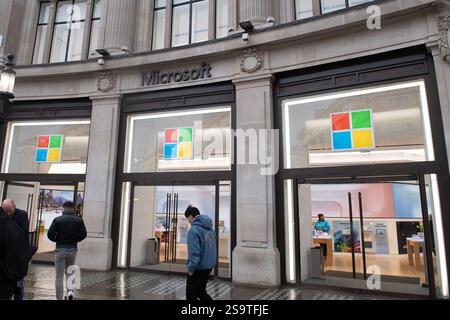 Londra, Regno Unito. 27 gennaio 2025. Una visione generale del Flagship UK Experience Centre di Microsoft a Oxford Circus, che l'azienda ha annunciato chiuderà i battenti il mese prossimo, sei anni dopo la sua apertura nel luglio 2019, in modo che l'azienda possa concentrarsi maggiormente sulla crescita digitale. Credito: Justin ng/Alamy Live News Foto Stock