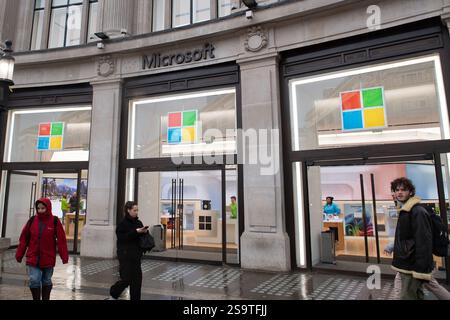 Londra, Regno Unito. 27 gennaio 2025. Una visione generale del Flagship UK Experience Centre di Microsoft a Oxford Circus, che l'azienda ha annunciato chiuderà i battenti il mese prossimo, sei anni dopo la sua apertura nel luglio 2019, in modo che l'azienda possa concentrarsi maggiormente sulla crescita digitale. Credito: Justin ng/Alamy Live News Foto Stock