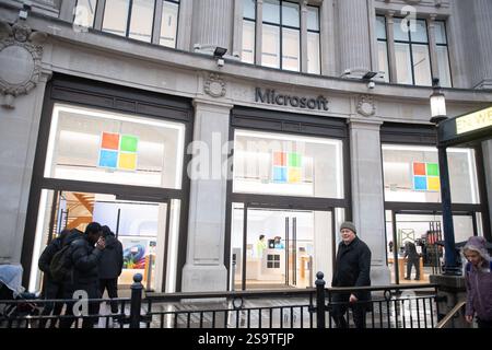 Londra, Regno Unito. 27 gennaio 2025. Una visione generale del Flagship UK Experience Centre di Microsoft a Oxford Circus, che l'azienda ha annunciato chiuderà i battenti il mese prossimo, sei anni dopo la sua apertura nel luglio 2019, in modo che l'azienda possa concentrarsi maggiormente sulla crescita digitale. Credito: Justin ng/Alamy Live News Foto Stock