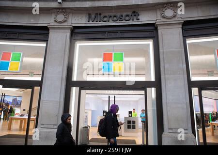 Londra, Regno Unito. 27 gennaio 2025. Una visione generale del Flagship UK Experience Centre di Microsoft a Oxford Circus, che l'azienda ha annunciato chiuderà i battenti il mese prossimo, sei anni dopo la sua apertura nel luglio 2019, in modo che l'azienda possa concentrarsi maggiormente sulla crescita digitale. Credito: Justin ng/Alamy Live News Foto Stock