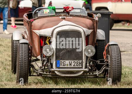 FINOWFURT, GERMANIA - 11 MAGGIO 2024: L'asta calda personalizzata. Apertura stagionale del Race 61 Festival. Foto Stock