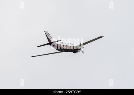 FINOWFURT, GERMANIA - 11 MAGGIO 2024: Un aereo leggero Piper PA-46 in volo. Foto Stock