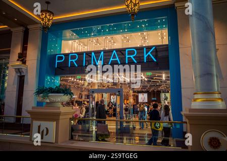 Trafford Park, Manchester, Regno Unito, 01-25-2025: Ingresso anteriore del negozio Primark e cartello nel centro di Trafford Manchester. Foto Stock