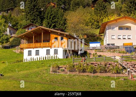 Vista panoramica delle case rurali della città di Ortisei. Dolomiti Val Gardena, alto Adige, Italia Foto Stock