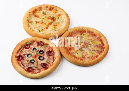 Tre famose mini pizze su sfondo bianco. isolare. Fast food per menu da caffetteria Foto Stock