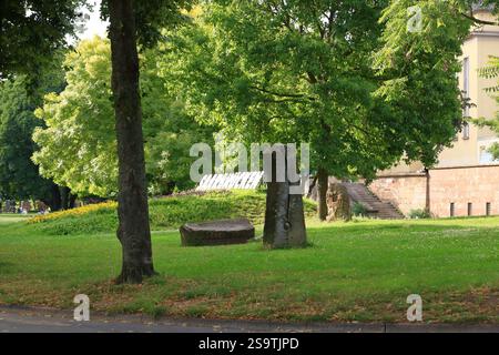 Saarbrücken, Saarland in Germania - 06 agosto 2024: Passeggiata lungo la riva del fiume Saar Foto Stock