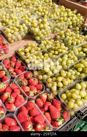 Punets fragole e uva in vendita, Regno Unito Foto Stock