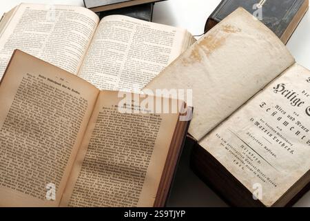 Vecchia bibbia francese e tedesca, libri aperti, religoius text-close-up Foto Stock