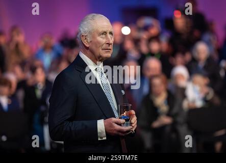 Re Carlo III posa una candela durante le commemorazioni ad Auschwitz-Birkenau in Polonia per celebrare i 80 anni dalla liberazione del campo di concentramento il 27 gennaio 1945. Data foto: Lunedì 27 gennaio 2025. Foto Stock