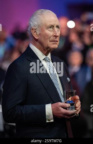 Re Carlo III posa una candela durante le commemorazioni ad Auschwitz-Birkenau in Polonia per celebrare i 80 anni dalla liberazione del campo di concentramento il 27 gennaio 1945. Data foto: Lunedì 27 gennaio 2025. Foto Stock