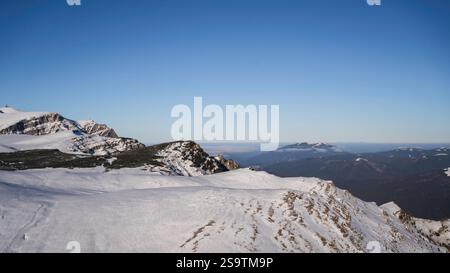 Splendido paesaggio dei monti Bucegi nella stagione invernale con neve ovunque. Fanno parte delle montagne del gruppo dei Carpazi meridionali. Foto Stock