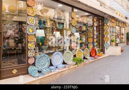 Prodotti di ceramica artigianale siciliana in un tipico negozio di souvenir nel centro storico di Taormina, Messina, Italia Foto Stock