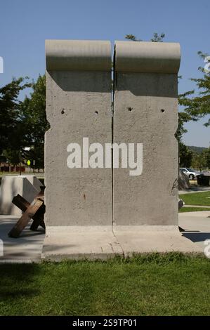 Rapid City, South Dakota, Stati Uniti. Memoriale del muro di Berlino, 1996. Presenta due sezioni del muro, che separavano Berlino Est e Berlino Ovest (Germania) dal 1961 al 1989, e due trappole per carri armati. Lato del muro che si affacciava sulla Germania Est. Foto Stock