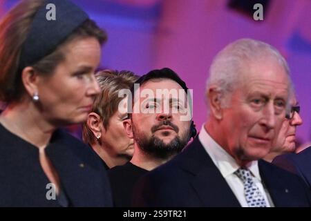 Osvetim, Polonia. 27 gennaio 2025. Da sinistra la regina Matilde del Belgio, il presidente ucraino Volodymyr Zelenskiy (centro Zelenskyy), il re britannico Carlo III assiste agli eventi commemorativi per il 80° anniversario della liberazione del campo di concentramento e sterminio nazista di Auschwitz si tennero il 27 gennaio 2025 a Oswiecim, in Polonia. Crediti: Jaroslav Ozana/CTK Photo/Alamy Live News Foto Stock