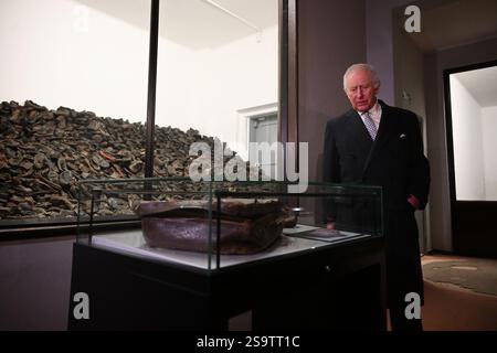 Re Carlo III vede la collezione permanente di oggetti personali confiscati alle vittime quando sono entrati nel campo durante un tour di Auschwitz-Birkenau in Polonia, dopo le commemorazioni per celebrare i 80 anni dalla liberazione del campo di concentramento il 27 gennaio 1945. Data foto: Lunedì 27 gennaio 2025. Foto Stock