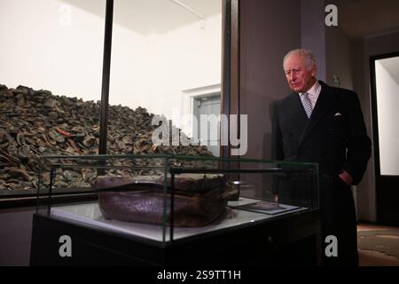 Re Carlo III vede la collezione permanente di oggetti personali confiscati alle vittime quando sono entrati nel campo durante un tour di Auschwitz-Birkenau in Polonia, dopo le commemorazioni per celebrare i 80 anni dalla liberazione del campo di concentramento il 27 gennaio 1945. Data foto: Lunedì 27 gennaio 2025. Foto Stock