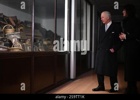 Re Carlo III (a sinistra) vede la collezione permanente di oggetti personali confiscati alle vittime quando sono entrati nel campo durante un tour di Auschwitz-Birkenau in Polonia, in seguito alle commemorazioni per celebrare i 80 anni dalla liberazione del campo di concentramento il 27 gennaio 1945. Data foto: Lunedì 27 gennaio 2025. Foto Stock