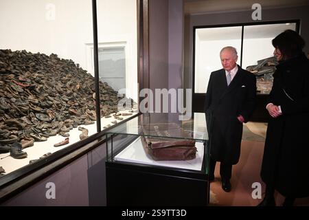 Re Carlo III (a sinistra) vede la collezione permanente di oggetti personali confiscati alle vittime quando sono entrati nel campo durante un tour di Auschwitz-Birkenau in Polonia, in seguito alle commemorazioni per celebrare i 80 anni dalla liberazione del campo di concentramento il 27 gennaio 1945. Data foto: Lunedì 27 gennaio 2025. Foto Stock