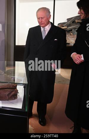 Re Carlo III (a sinistra) vede la collezione permanente di oggetti personali confiscati alle vittime quando sono entrati nel campo durante un tour di Auschwitz-Birkenau in Polonia, in seguito alle commemorazioni per celebrare i 80 anni dalla liberazione del campo di concentramento il 27 gennaio 1945. Data foto: Lunedì 27 gennaio 2025. Foto Stock