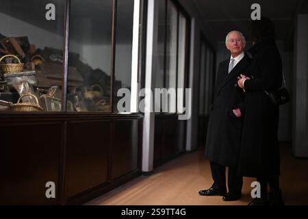 Re Carlo III (a sinistra) vede la collezione permanente di oggetti personali confiscati alle vittime quando sono entrati nel campo durante un tour di Auschwitz-Birkenau in Polonia, in seguito alle commemorazioni per celebrare i 80 anni dalla liberazione del campo di concentramento il 27 gennaio 1945. Data foto: Lunedì 27 gennaio 2025. Foto Stock