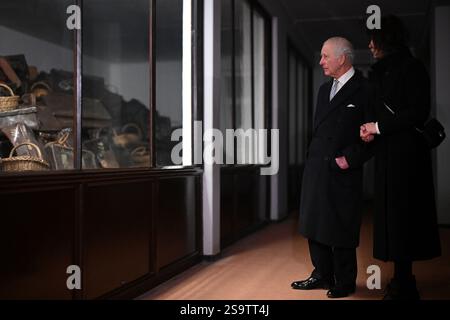 Re Carlo III (a sinistra) vede la collezione permanente di oggetti personali confiscati alle vittime quando sono entrati nel campo durante un tour di Auschwitz-Birkenau in Polonia, in seguito alle commemorazioni per celebrare i 80 anni dalla liberazione del campo di concentramento il 27 gennaio 1945. Data foto: Lunedì 27 gennaio 2025. Foto Stock