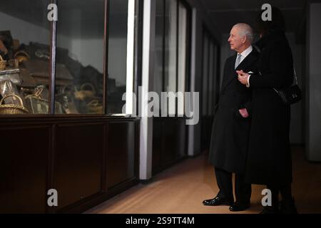 Re Carlo III (a sinistra) vede la collezione permanente di oggetti personali confiscati alle vittime quando sono entrati nel campo durante un tour di Auschwitz-Birkenau in Polonia, in seguito alle commemorazioni per celebrare i 80 anni dalla liberazione del campo di concentramento il 27 gennaio 1945. Data foto: Lunedì 27 gennaio 2025. Foto Stock