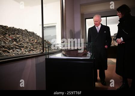 Re Carlo III (a sinistra) vede la collezione permanente di oggetti personali confiscati alle vittime quando sono entrati nel campo durante un tour di Auschwitz-Birkenau in Polonia, in seguito alle commemorazioni per celebrare i 80 anni dalla liberazione del campo di concentramento il 27 gennaio 1945. Data foto: Lunedì 27 gennaio 2025. Foto Stock
