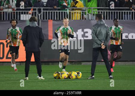 Venezia, Italia. 27 gennaio 2025; Pier Luigi Penzo Stadium, Venezia, Italia, serie A Football, Venezia contro Hellas Verona; giocatori del Venezia durante il warm-up per Venezia-Verona allo stadio Pier Luigi Penzo credito: Action Plus Sports Images/Alamy Live News Foto Stock