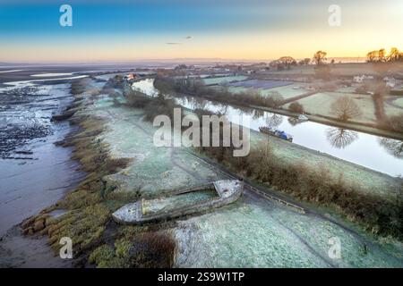 Vedute gelide dei Purton Hulks, navi deliberatamente sbarcate sul fiume Severn vicino a Sharpness per proteggere le rive tra l'estuario delle maree e il fiume Foto Stock