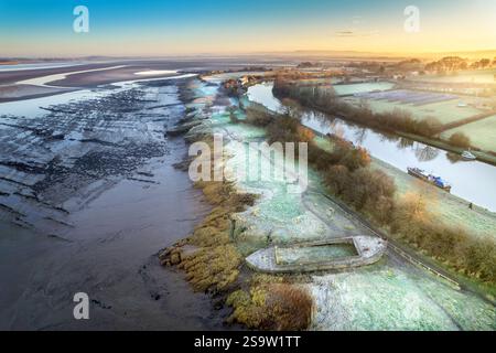 Vedute gelide dei Purton Hulks, navi deliberatamente sbarcate sul fiume Severn vicino a Sharpness per proteggere le rive tra l'estuario delle maree e il fiume Foto Stock