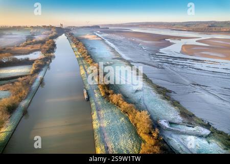 Vedute gelide dei Purton Hulks, navi deliberatamente sbarcate sul fiume Severn vicino a Sharpness per proteggere le rive tra l'estuario delle maree e il fiume Foto Stock