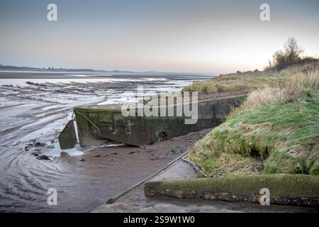 Vedute gelide dei Purton Hulks, navi deliberatamente sbarcate sul fiume Severn vicino a Sharpness per proteggere le rive tra l'estuario delle maree e il fiume Foto Stock
