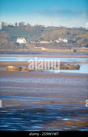 La bassa marea nell'estuario del Severn rivela i relitti delle due chiatte (l'Arkendale H e Wastdale H) che nel 1960 hanno superato Sharpness Dock e in thic Foto Stock
