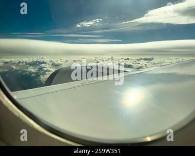 Osserva la turbina di un volo Atlantico: Attraversare con un jet commerciale. Questa foto mostra la turbina di un jet commerciale in azione durante. Foto Stock