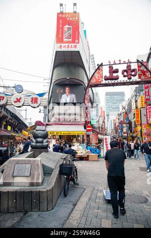 Ueno Ameyoko Shopping Street a Tokyo, in Giappone affollata da molte persone che camminano per la strada. Foto Stock