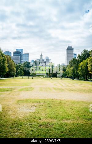 Vista del Campidoglio del Tennessee dal Bicentennial Capitol Mall State Park di Nashville, Tennessee Foto Stock