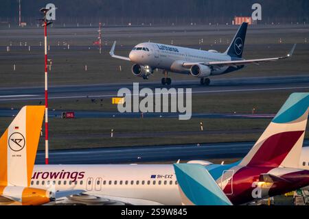 Aeroporto di Düsseldorf, decollo degli aeromobili Lufthansa e Eurowings sul piazzale, Renania settentrionale-Vestfalia, Germania Foto Stock