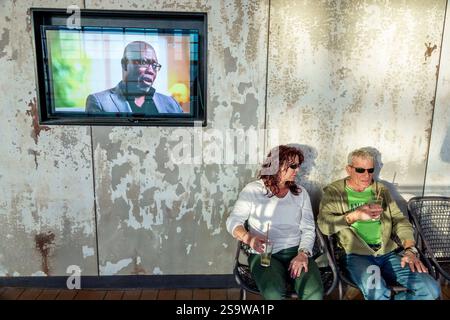 Miami, Florida, nave da crociera norvegese NCL Breakaway, itinerario di 11 giorni del Mar dei Caraibi, porto di Miami, passeggeri a bordo, anziano, padre adulto Foto Stock