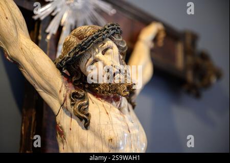Cristo sulla Croce. Legno d'avorio, intagliato e dorato. Indo-portoghese, XVIII secolo. Il museo della cattedrale di Santa Maria maggiore (sé de Lisboa). Foto Stock