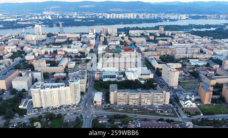 Vista aerea del centro di krasnoyarsk che mostra il fiume yenisei, lo stadio centrale, gli edifici residenziali e le infrastrutture urbane durante il Foto Stock