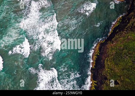 Splendide onde oceaniche che si infrangono contro la costa rocciosa, vista aerea dei droni Foto Stock