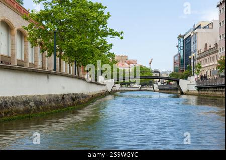 Canale con ponti ed edifici sul lungomare ad Aveiro, Portogallo Foto Stock