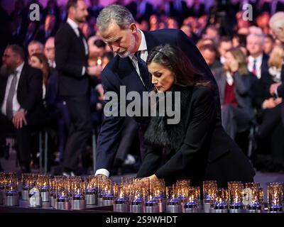 Oswiecim, Polonia, 27 gennaio 2025. Re Filippo vi di Spagna e la regina Letizia lasciano le candele di un simbolico carro da trasporto nazista ad Auschwitz - Museo Birkenau, ex campo di concentramento e sterminio tedesco nazista di Auschwitz durante il 80 ° anniversario della liberazione del campo - Oswiecim, Polonia, 27 gennaio 2025. Crediti: Dominika Zarzycka/Alamy Live News Foto Stock