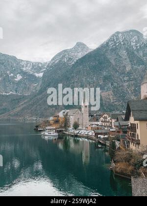 Incantevoli scenari invernali da Hallstatt, Austria, un pittoresco villaggio lacustre incastonato nelle Alpi austriache. Foto Stock