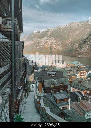 Incantevoli scenari invernali da Hallstatt, Austria, un pittoresco villaggio lacustre incastonato nelle Alpi austriache. Foto Stock