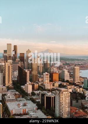 Fotografia aerea dello skyline di Seattle al tramonto, catturando il vibrante paesaggio urbano mentre la luce dorata del sole tramonta si riflette sugli edifici. Foto Stock