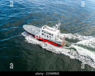 Barca pilota per il traghetto Cat che arriva a Bar Harbor Maine USA da Yarmouth, nuova Scozia, Canada Foto Stock