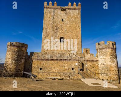 Vista aerea del castello di Nogales in Spagna con torre omaggio, merlature e 4 torri circolari sulla cima di una collina Foto Stock